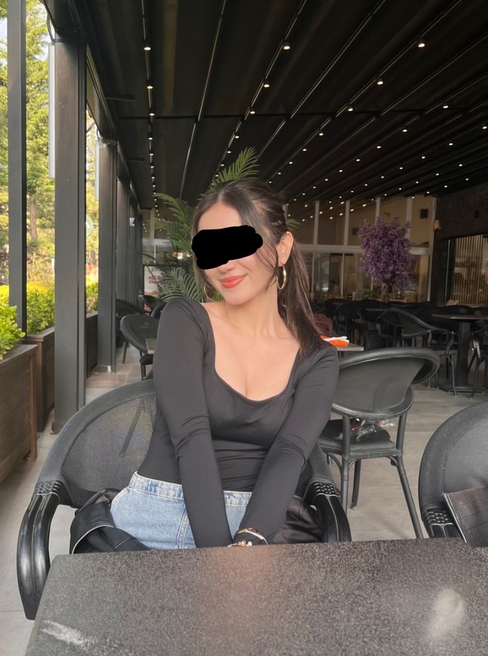 Bu fotoda sac şeklim bluzum nasıl duruyo on üzerinden kaç bilerek karaladım goz kısmını?