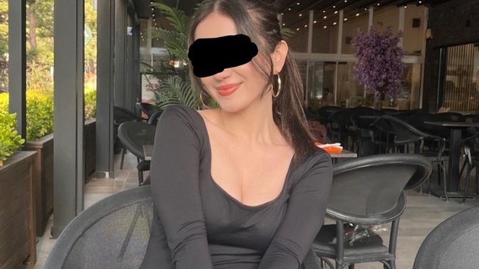 Bu fotoda sac şeklim bluzum nasıl duruyo on üzerinden kaç bilerek karaladım goz kısmını?