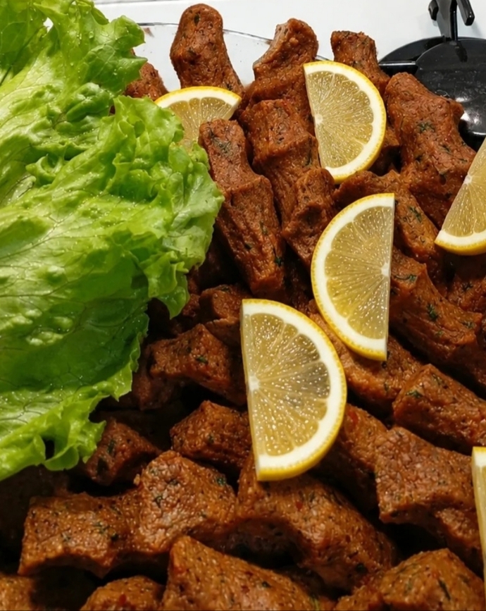 Bol acılı ekşili çiğ köfte sever miyiz?