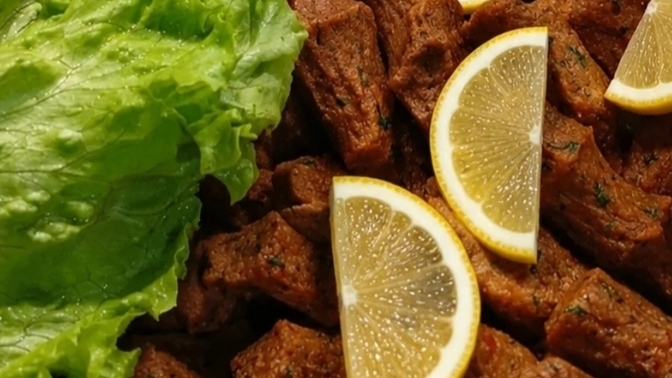 Bol acılı ekşili çiğ köfte sever miyiz?