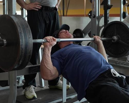 Bench press de kaç kilo basıyorsunuz, 60 kilo normal mi siz kaç basıyorsunuz?