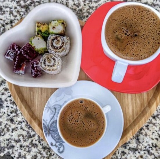 Yol yorgunuyum, kim bana bir kahve ısmarlayacak kadar cömert çıkar?