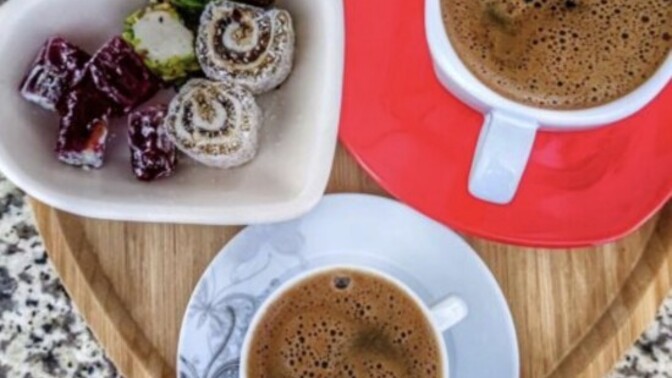 Yol yorgunuyum, kim bana bir kahve ısmarlayacak kadar cömert çıkar?