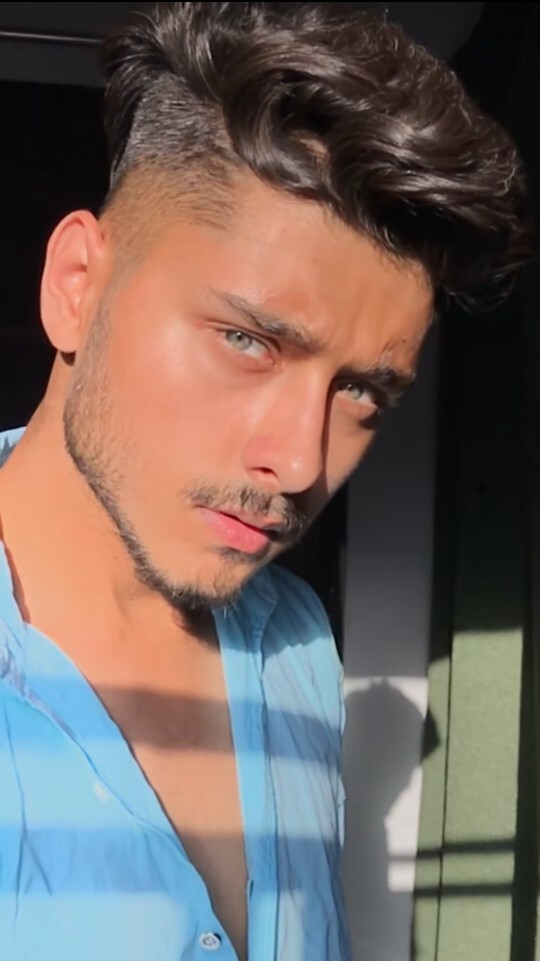 Kızlar hangisi daha yakışıklı?