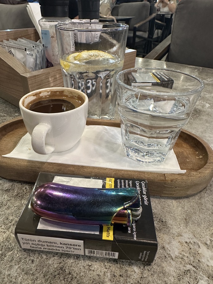 Kahve içmeyi dışarıda en yakın arkadaşlarınızla mı daha çok seversiniz yoksa evde tek başınıza mı?