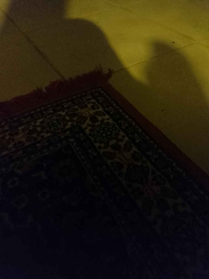 Gecenin karanlığında oturuyorum nasıl güzel mi?