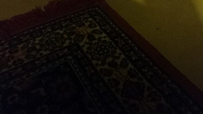 Gecenin karanlığında oturuyorum nasıl güzel mi?