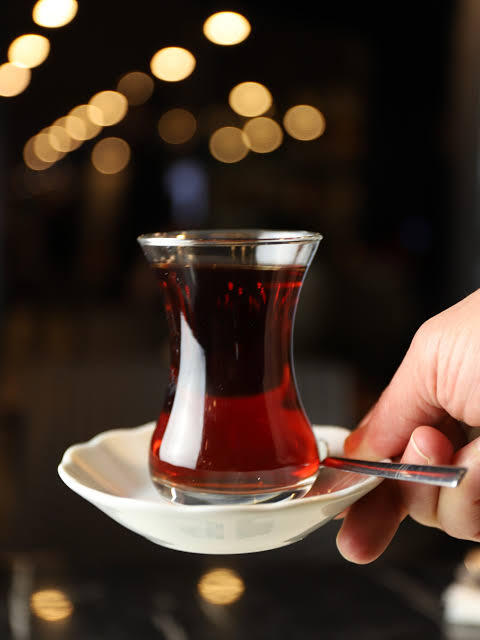 Dün 4 farklı yerde 4 farklı fiyata aynı boyutta çay içtik 20 tl 60 tl 75 tl ve son olarak 140 tl hepsi de aynı resimdeki ölçekte!!
