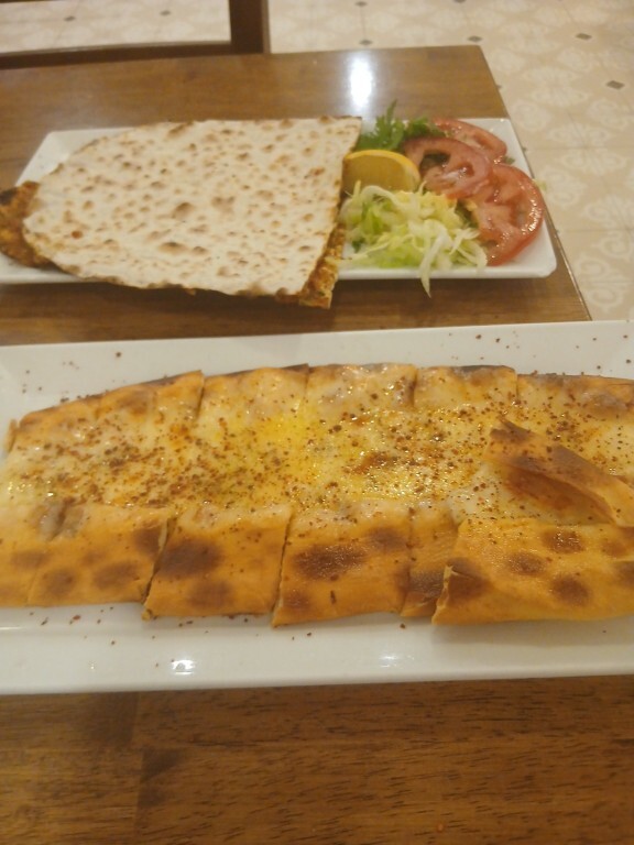 Sizce bu tabaktaki yiyecekler toplam kaç kalori olabilir?