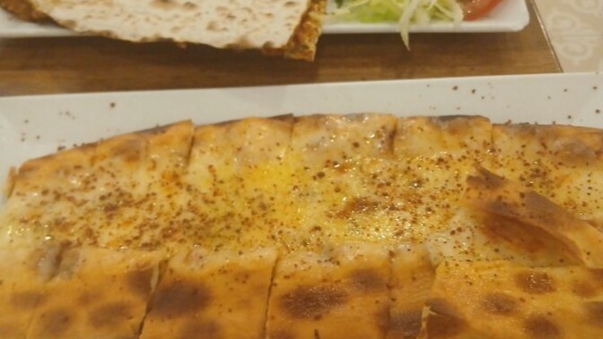 Sizce bu tabaktaki yiyecekler toplam kaç kalori olabilir?