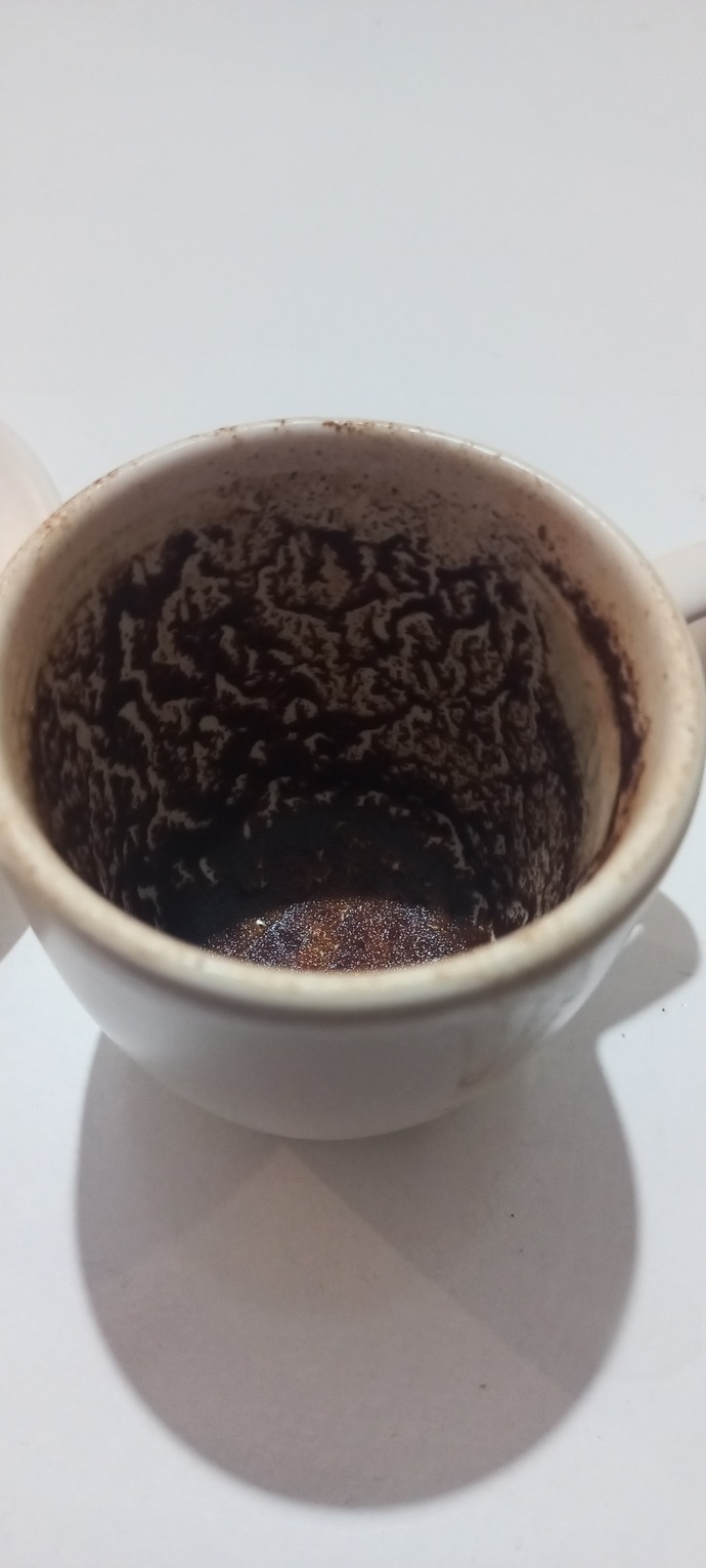 Aşklarım, bi falima bakar misiniz? Evet, ne cikiyor ki bu fincanda hiim?
