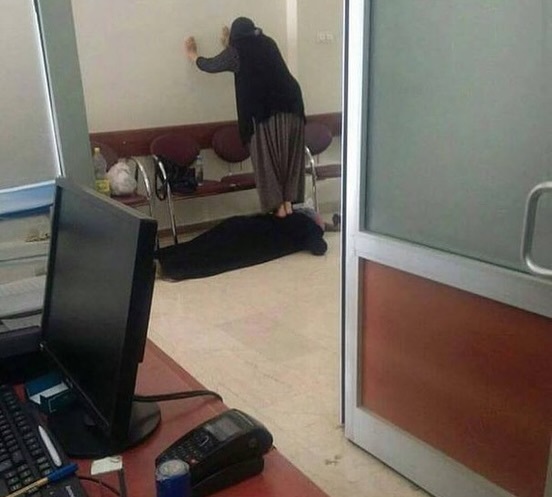 Alkış yaparken sağ eliniz mi sol elinize vuruyor, sol eliniz mi sağ elinize?