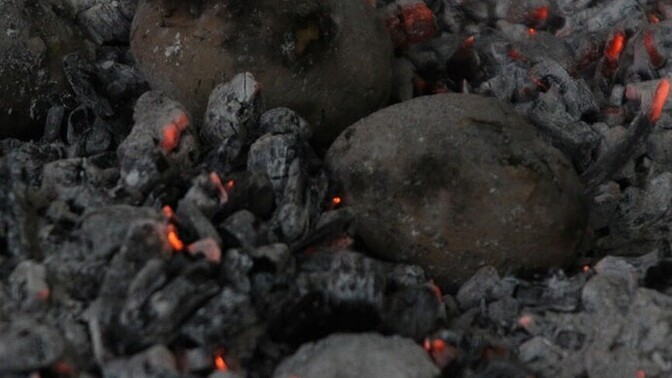 Kor ateşte, patates közlemesi sever misiniz?