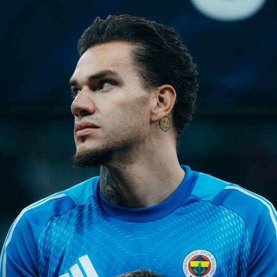 Kizlar bu adam yakışıklı mı?