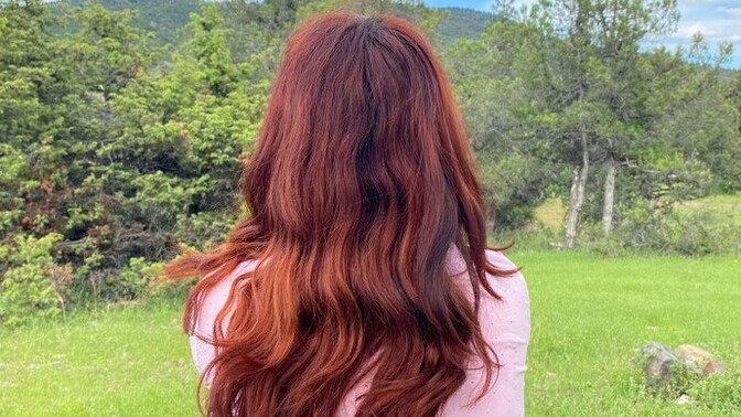 Kızıl saçtan laciverte geçmek için açıcı, krem boya mı tüp boya mı kullanmalıyım?