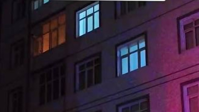 Balkonda romantik dakikalar yaşamak isteyen çifte itfaiye baskını 😅🚨🚒 Sizin romantizm yaşadığınız en garip yer neresiydi?