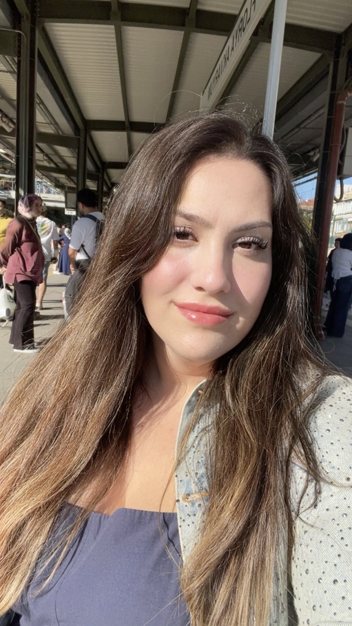 Bu kız sizce güzel mi, 10 üzerinden kaç verirsiniz?