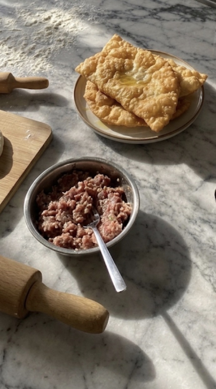 Bu akşam ki menü belli, çiğ börek sever misiniz? Hangi böreği tercih ediyorsunuz?