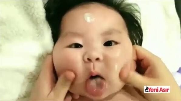 Bu şişko bebek ne kadar tatlı, sizce de öyle değil mi?