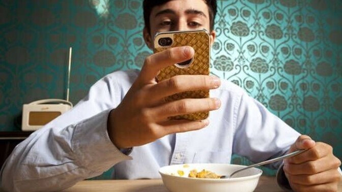 Yemek yerken telefonla uğraşıyor musun?