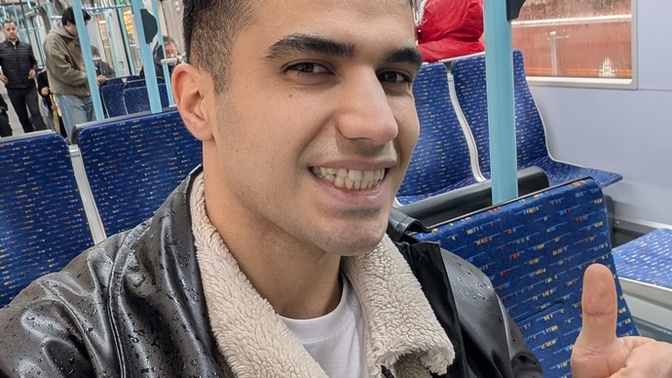Gülmek bana hiç yakışmıyor mu sizce, ciddi durunca mı daha iyiyim?