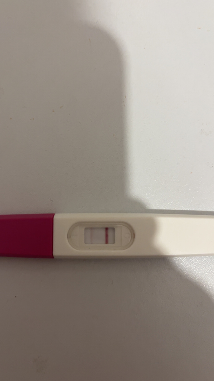 Reglime 2 gün kala 3 silik hamilelik testi pozitif, son test negatif çıktı, hangisine güvenmeliyim?