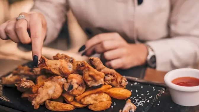 El ile yemek yer misin?