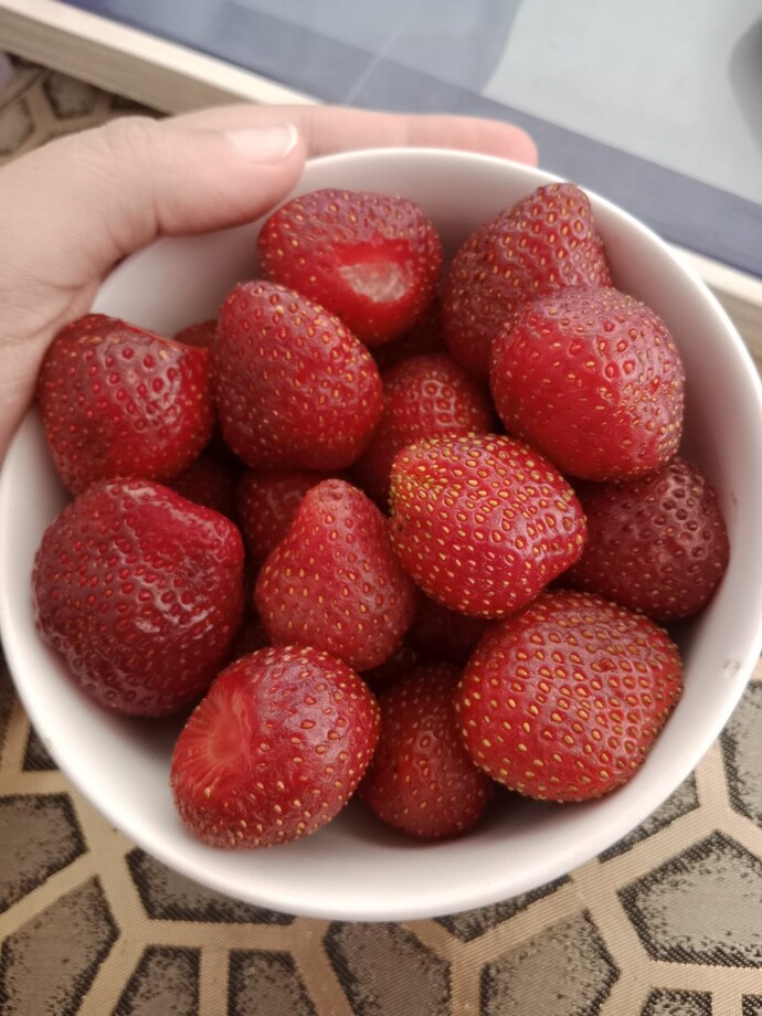 Çilek sevmeyen gerçekten var mı, sizce çileğin en güzel hali nasıl yenir?