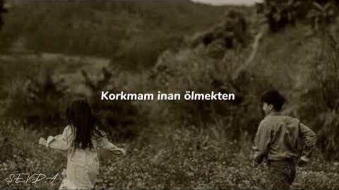 Gözlerinin içine bakarak şarkı söylemek istediğiniz biri var mı?