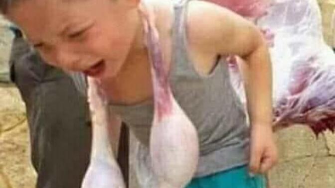 Kızlar, Sizce ekrandaki şaka yanlış mı?