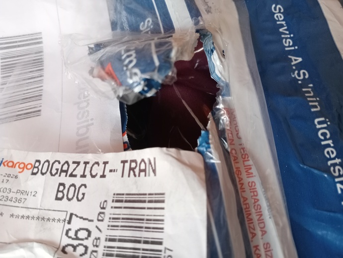 Bu şekilde yırtmayı nasıl başardılar acaba shdjkf (yurtiçi kargo sağ olsun benim yerime açılışını bile yapıyor😁)