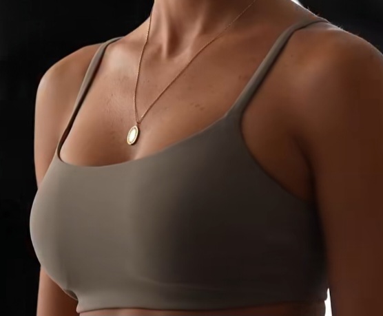 Bu fotoğraftaki hamile Survivor 2022 yarışmacısı kadın kim, göbeğinde piercing olan ve 2024’te evlenen kim olabilir?