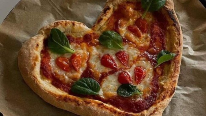 Pizzamı sizle bölüşür müyüm söyliyimi?