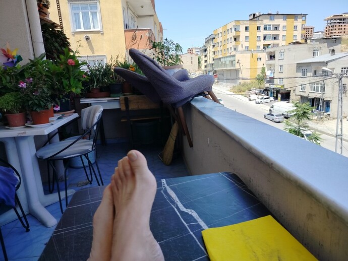 Ben balkonda çay içerken siz ne yapıyorsunuz?