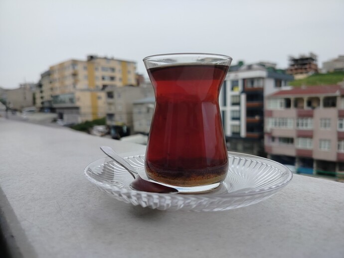 Ben balkonda çay içerken siz ne yapıyorsunuz?