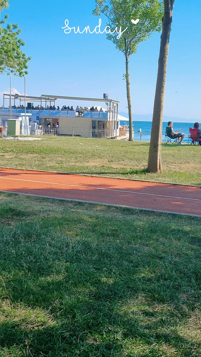 Deniz kenarında oturmak ve izlemek mi daha huzur vericidir, yoksa hiçbir şey düşünmeden suyun içine dalmak mı?