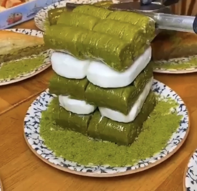 Tabaktaki tatlı ve dondurmayı bitirebilir misin?