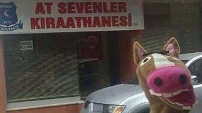 Arkadaş ortamında derdini anlatırken, Arkadaşların başladı yine yalan saati dese ne yapardın?