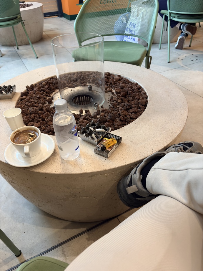 Her akşam aynı cafeye aynı masaya oturup tek başına türk kahvesi için biri nasıl bi izlenim verir 😬?