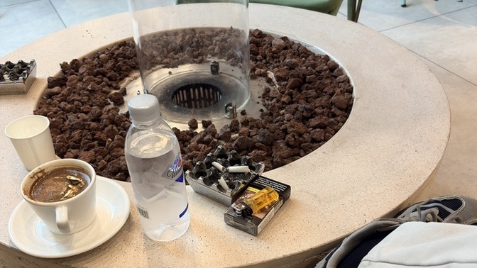 Her akşam aynı cafeye aynı masaya oturup tek başına türk kahvesi için biri nasıl bi izlenim verir 😬?