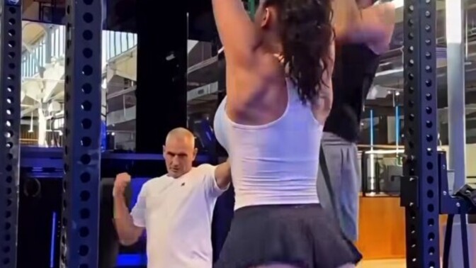 Barfiks hangi kasları çalıştırır, sırt ve kol kasları için ne kadar etkili?