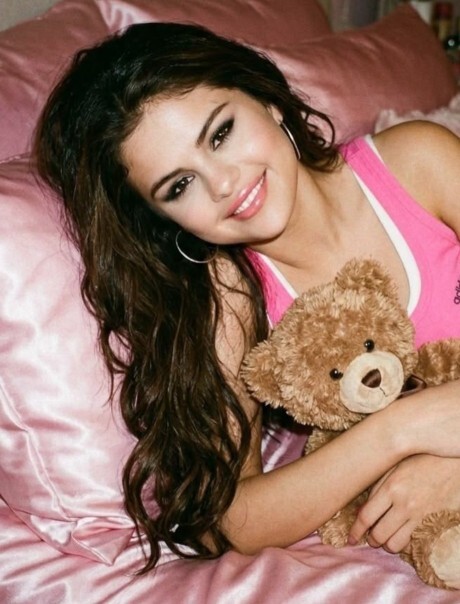 Selena Gomez mi daha tatlı yoksa Melis Fis mi?