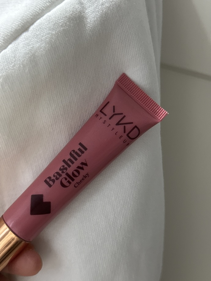 Soğuk alt tonlu çok açık pembe allık önerir misiniz?