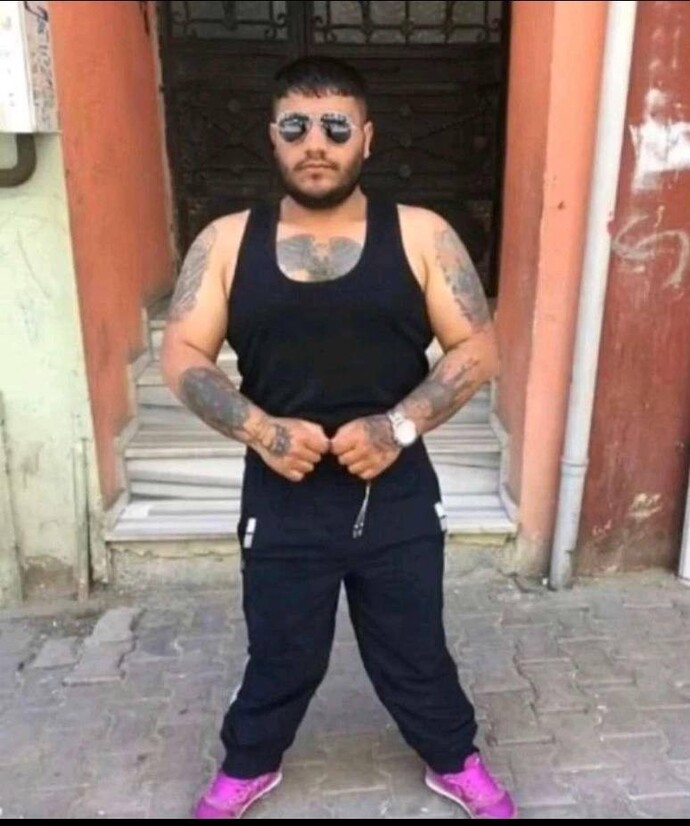 Ati242 çok yakışıklı değil mi ya?