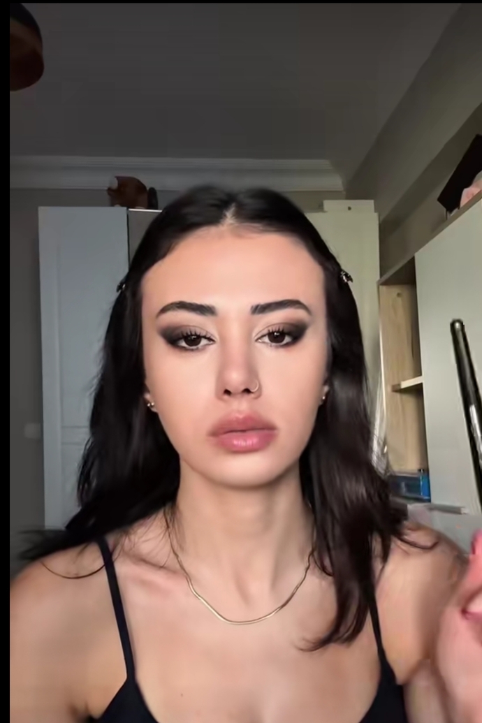 Siyah blazer takıma hangi göz makyajı daha çok yakışır, nasıl bir look yapmalıyım?