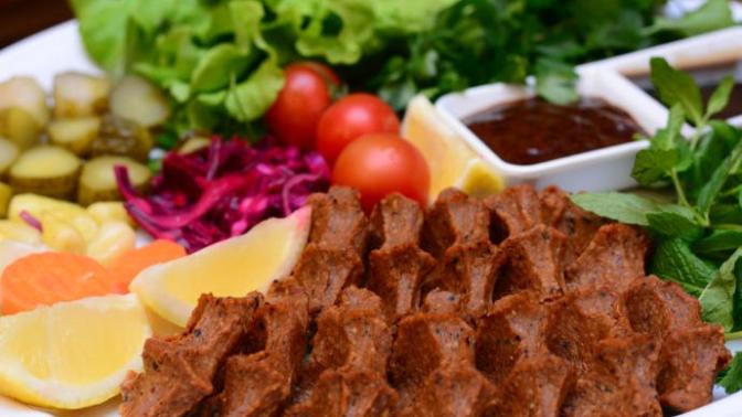 Çiğ köftenin yanına ne gider? Çiğ köftenin yanında ne yenir?