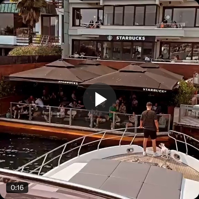Bebekteki Starbucksa teknesiyle kahve almaya yanaşan adam olay oldu! Sen hangi fikirdesin?