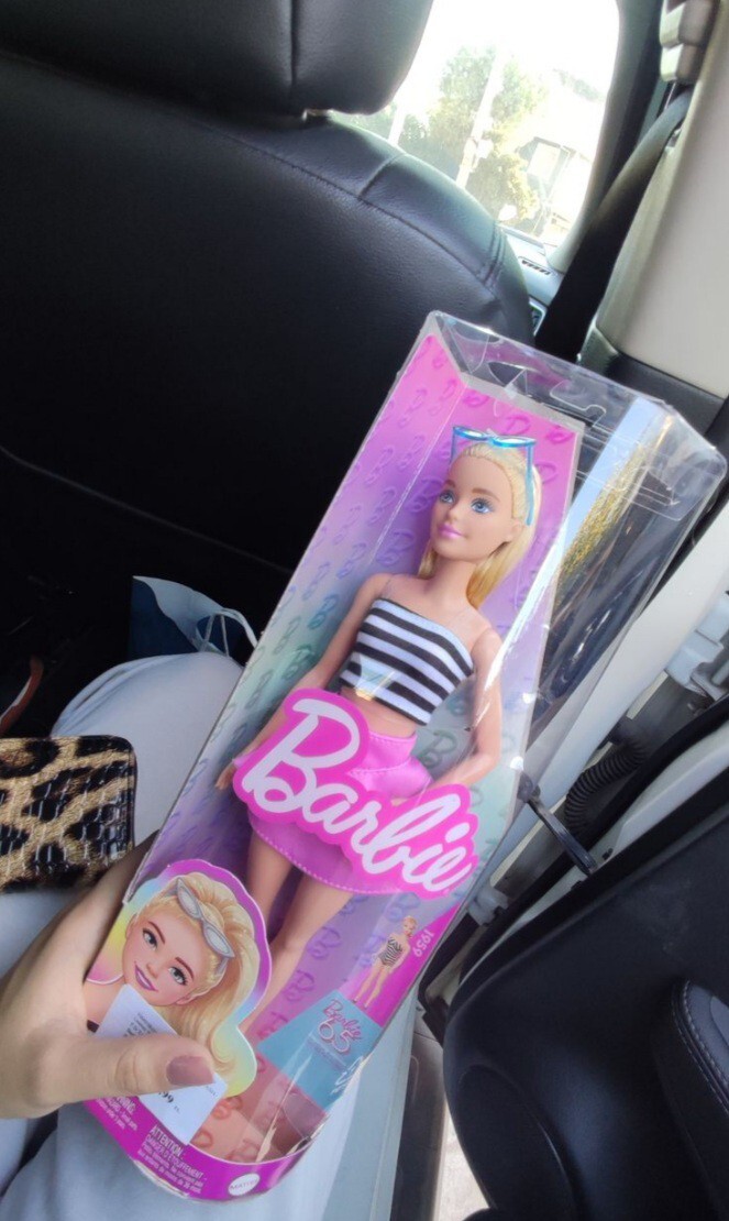Kizlarrrrr enişteniz barbie almış?