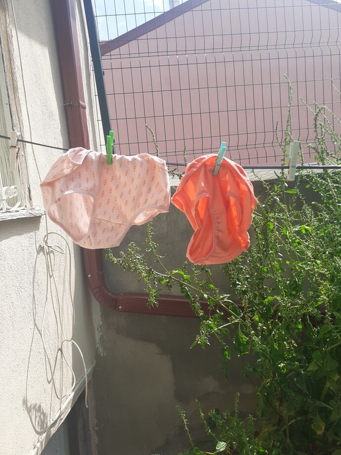 Çamaşırlar yıkandıktan sonra kaç saat içinde toplanmalı, ne kadar süre asılı kalmalı?