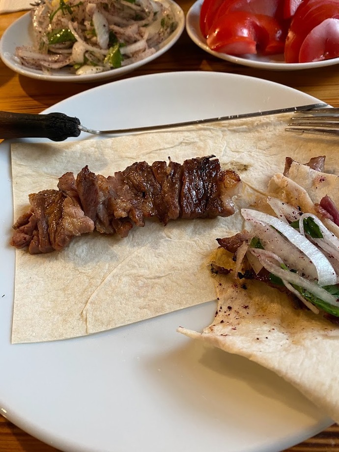 İlk date de 15 şiş cağ kebabı yiyen kızdan ya da erkekten sevgili olur mu, bu normal mi?